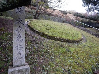 安まろの墓.jpg